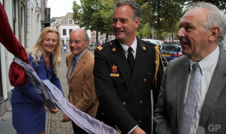 v.l.n.r. Annet Ardesch, Bert Biemans,  plv. brandweercommandant G.van Pinxteren en burgemeester P. IJssels 