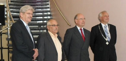 v.l.n.r. oud-wethouders Akkerman, Van Santen, Biemans en burgemeester IJssels in de hal van het stadhuis in Gorinchem v.l.n.r. oud-wethouders Akkerman, Van Santen, Biemans en burgemeester IJssels in de hal van het stadhuis in Gorinchem